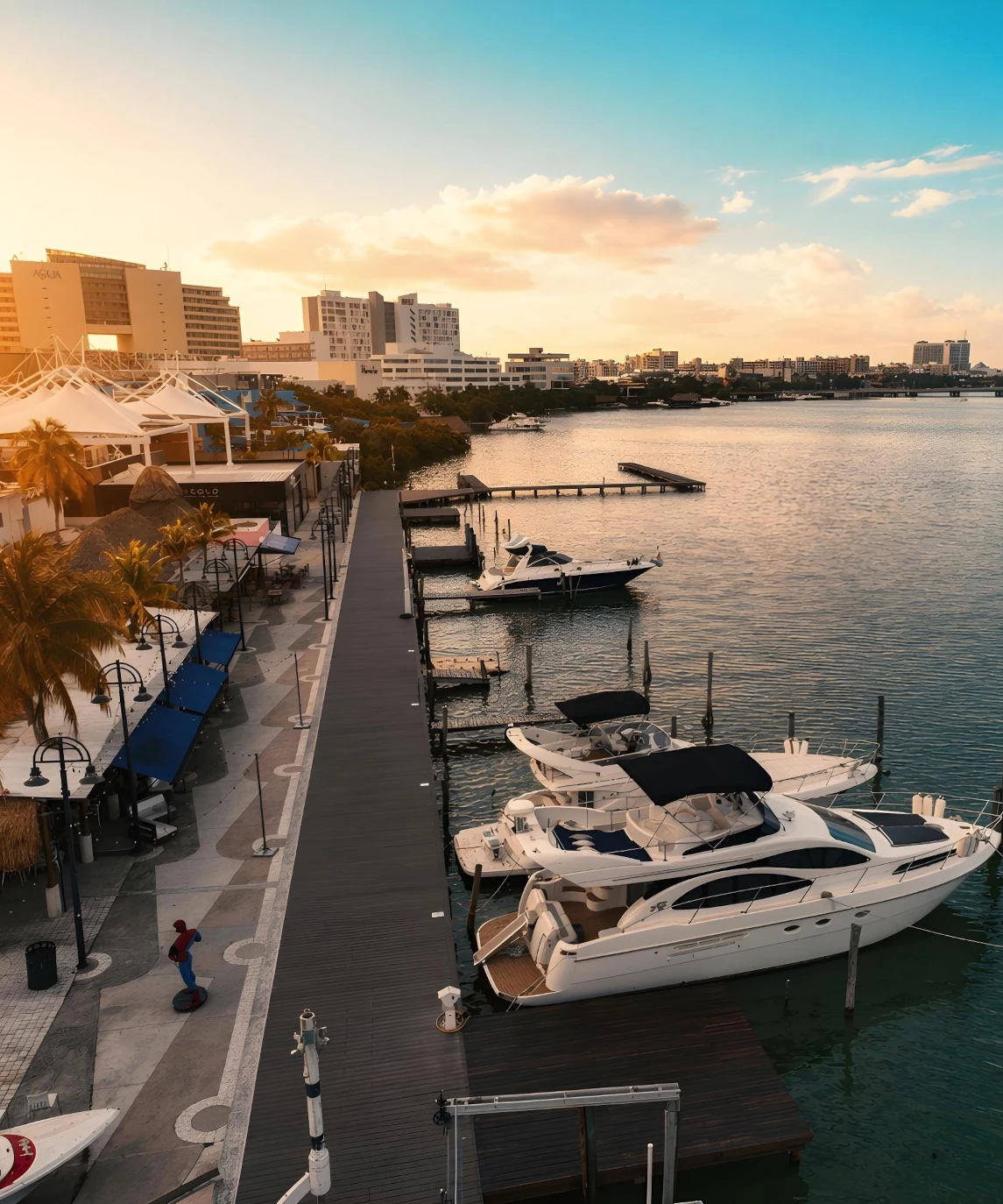 Cancun marina amenities left view